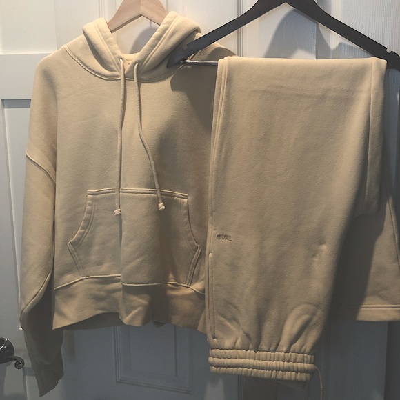 Aritzia Sweaters - Artizia Cozy Fleece Sweatshirt & Sweatpants